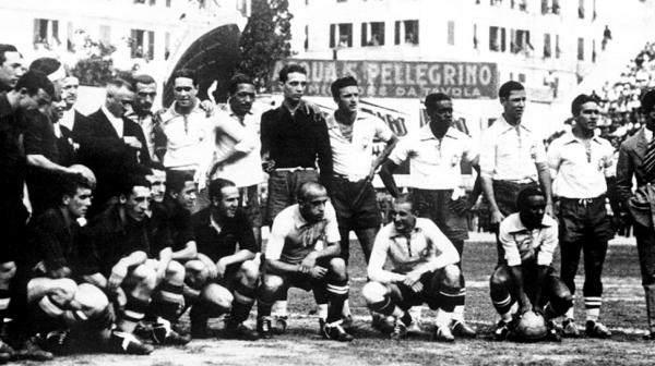 Tinoco est com a mo no ombro do goleiro; Lenidas  o 3, de p, da direita para a esquerda