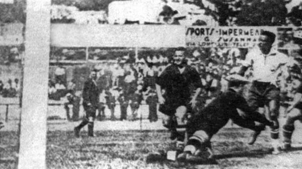 Lenidas em lance de Brasil 1 x 3 Espanha