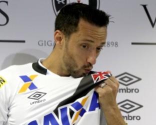 Nen beija a Cruz de Malta na chegada ao Vasco