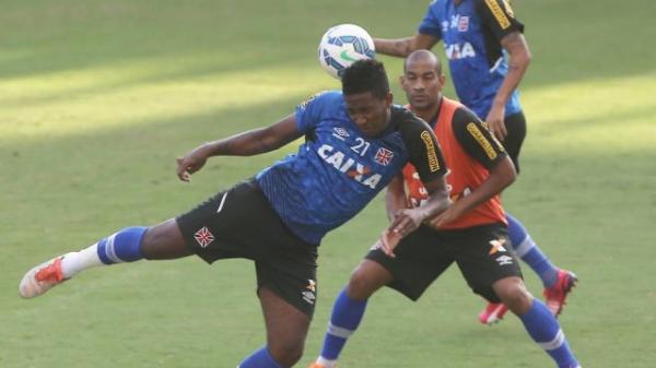 Thalles sobe para cabecear em treino do Vasco