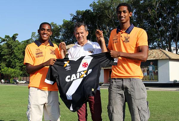 Presidente Jnio Moraes entre o lateral-direito Peixe e o zagueiro Raniel