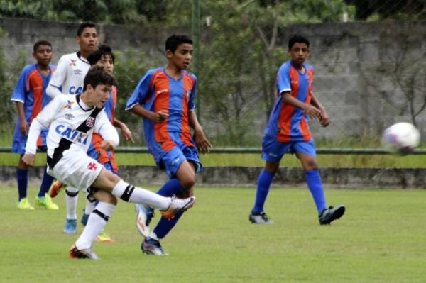 Joo Vicente arriscando chute contra o Duque de Caxias