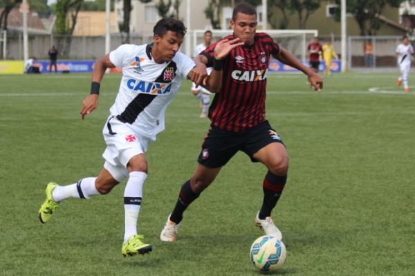 Caio Monteiro encarando a marcao adversria
