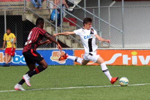 Atacante Renato Kayzer levou perigo no comeo da partida