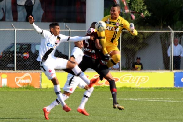 Gabriel Flix tira bola do atacante e evita gol atleticano