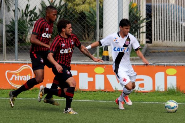 Mateus Vital tentando jogada ofensiva pelo setor esquerdo