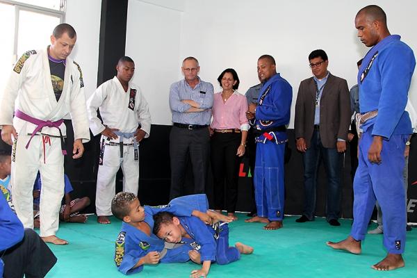 Secretrio Jos Mariano Beltrame e sua esposa, dona Rita Paes no projeto social no Vasco