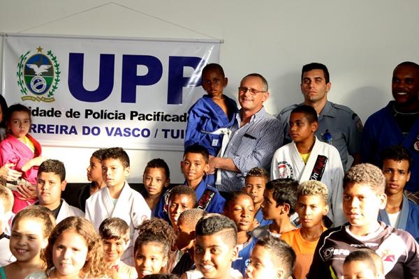 Secretrio de Segurana Beltrame com as crianas do projeto