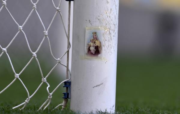Imagem de Nossa Senhora do Carmo aparece colada  trave vascana no Maracan