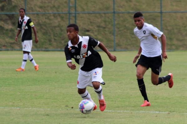 Rafinha puxa jogada de ataque vascana no CEFAT