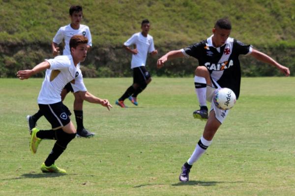 Paulinho foi o autor do segundo gol vascano no clssico