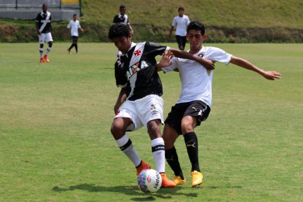 Joo Laranjeira sofre com a forte marcao do alvinegro