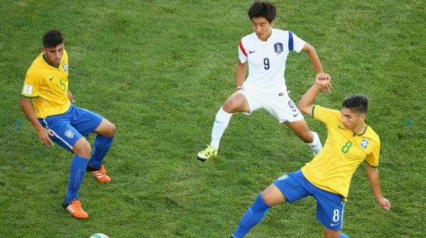 Andrey (camisa 8) contra a Coreia do Sul