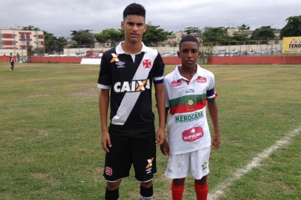 Capito Joo Victor Souza posa ao lado de atleta da Portuguesa da Ilha