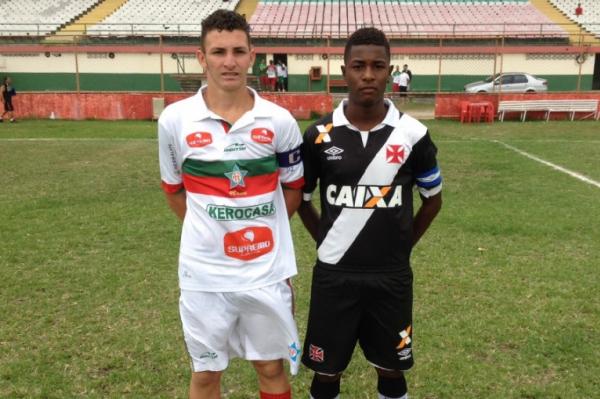 Capito Marcelo Germano ao lado de jogador da Portguesa da Ilha