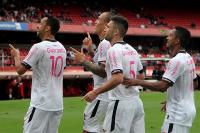 Jogadores comemoram gol de Nen