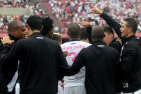 Jogadores comemoram gol de Rodrigo