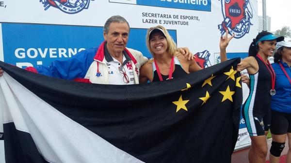 Ftima Brando comemora o ouro com o vice-presidente de remo