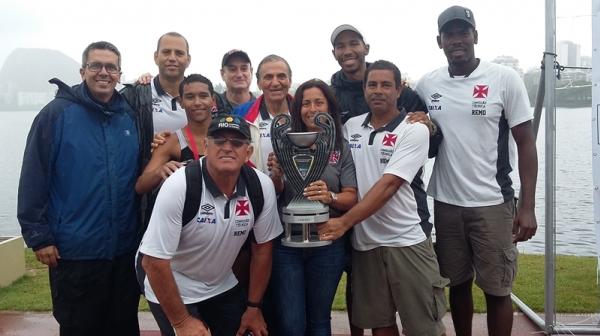 Comisso tcnica posa com o trofu da competio
