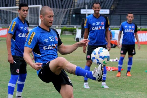 Observado por colegas, Nei domina a bola na Colina