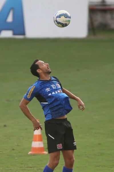 Nen brinca com a bola em So Janurio