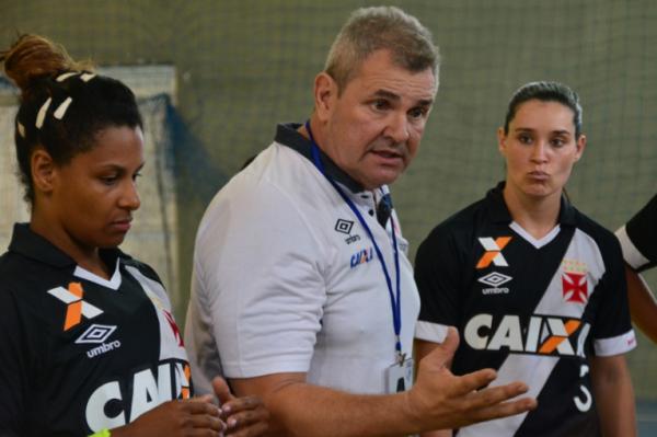 Ruy Sanches orienta as jogadores durante Liga Nacional