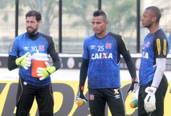 Gabriel Flix (meio) ao lado de Martn e Jordi durante treino do Vasco de quarta-feira