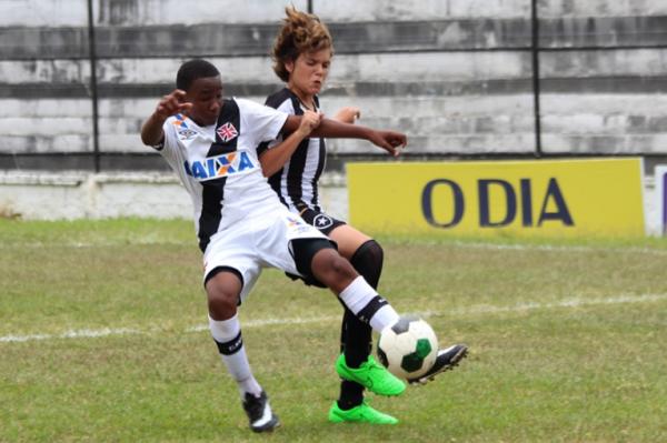 Matheus Ribeiro disputa bola com defensor do Botafogo