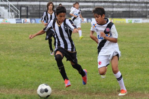 Lateral-esquerdo Roger foi bastante acionado no primeiro tempo