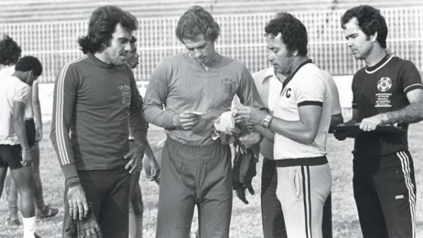 Mazaropi (primeiro  esquerda), ao lado do tambm goleiro Leo. De preto, o ento auxiliar Antnio Lopes