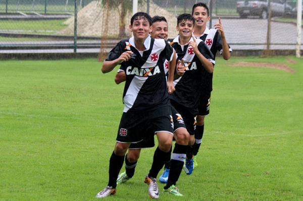 Roger puxa o trem-bala aps marcar o segundo gol vascano