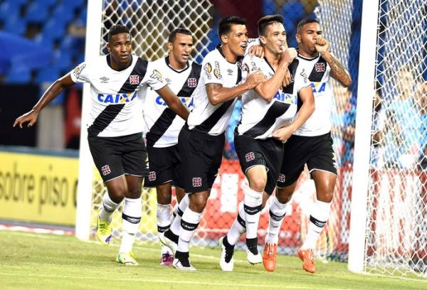 Luan comemorou o gol da vitria sobre o rival no Engenho com bola na barriga e dedo na boca