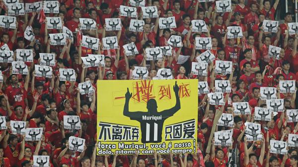 Torcida do Guangzhou homenageia Muriqui