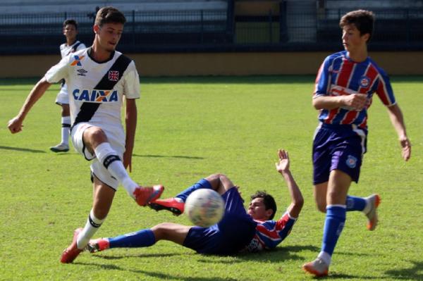 Luan Teixeira afasta perigo da defesa vascana