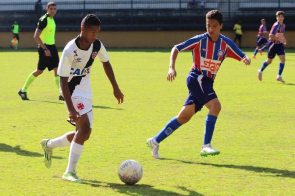 Lucas Saturnino puxando contra-ataque vascano