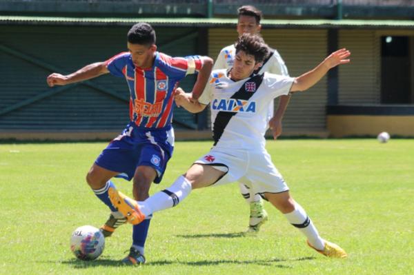 Eduardo Feitoza se esfora para desarmar o capito rival