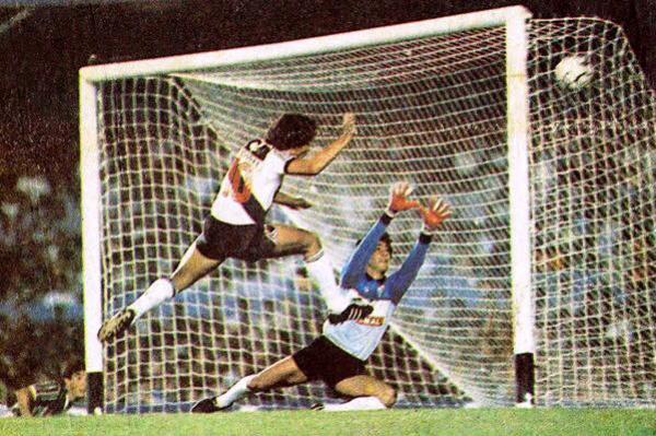 Um dos gols contra o timo Paulo Vitor, em 1982.