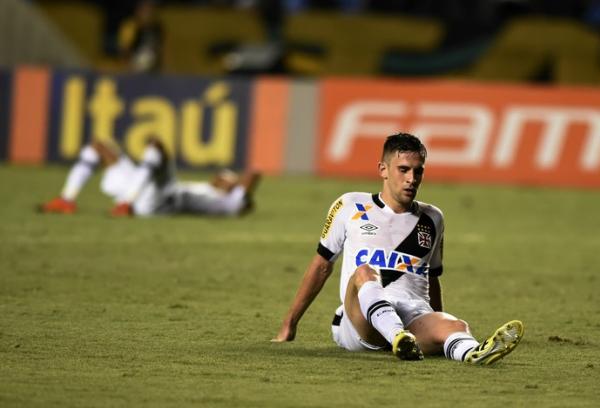 Jogadores do Vasco caram no campo do Engenho aps o jogo: mais do que cansao, abatimento