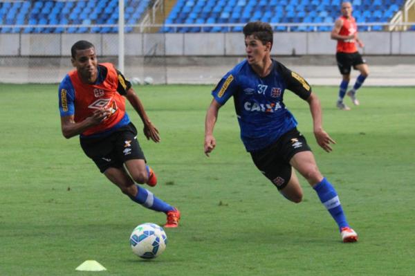 Mateus Vital durante treino do Vasco no Engenho