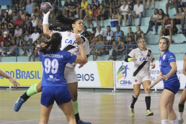 Samara busca jogada ofensiva para o Vasco