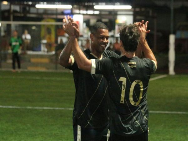 Z Renato marcou um lindo gol, acertando o ngulo do goleiro do Caxias