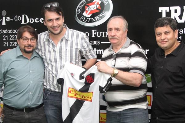 Jos Mouro (terceiro da esquerda para direita) presenteia patrocinador Cia do Doce