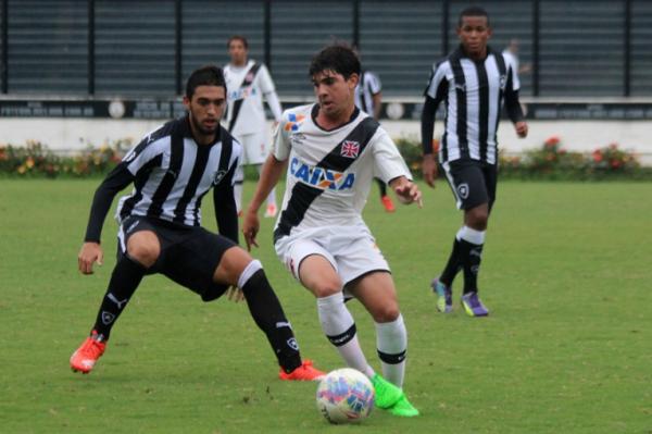 Eduardo Feitoza buscando criar jogada ofensiva para o Vasco