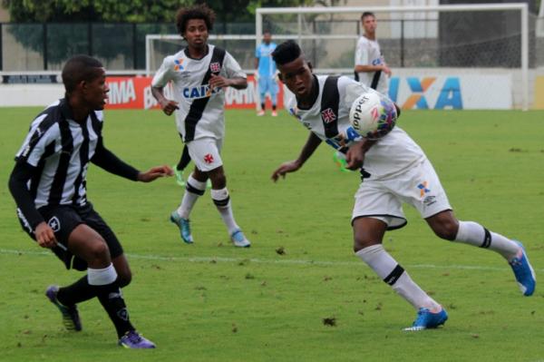 Alan Cardoso tenta superar marcao do defensor do rival