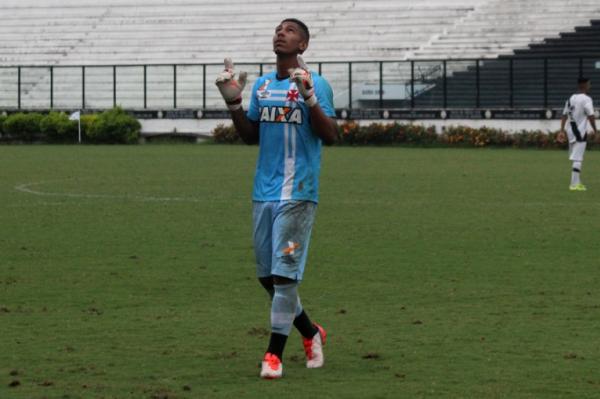 Joo Pedro agradece aps defender dois pnaltis