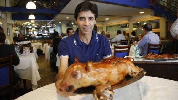 Mauro Galvo posou com porco, mascote do Palmeiras, a pedido do Jogo Extra Foto: Luis Alvarenga