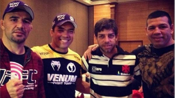 Juninho Pernambucano psoa ao lado de Glover Teixeira (E), Lyoto Machida (C) e Pedro Rizzo em BH