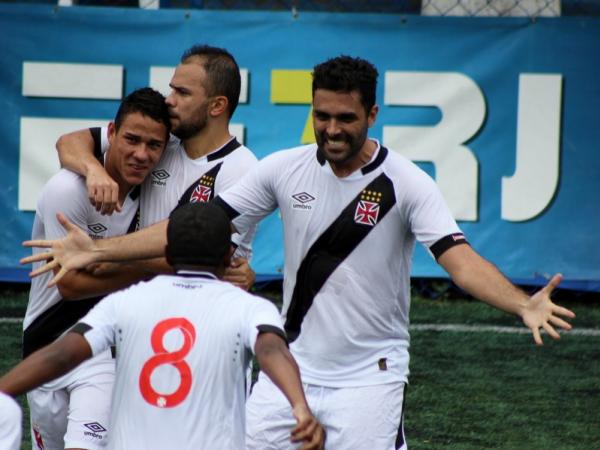 Helcinho marcou o terceiro gol do Vasco e deu a vitria a equipe cruzmaltina