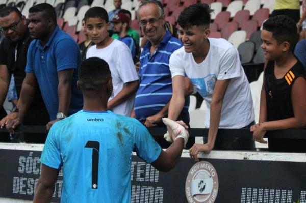 Joo Pedro recebe o carinho da torcida aps se destacar