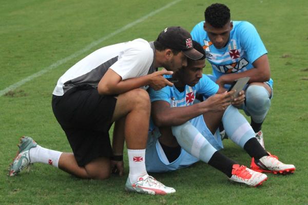 Ao lado do treinador Rodrigo e do reserva Alexander, Joo estuda cobradores do Botafogo